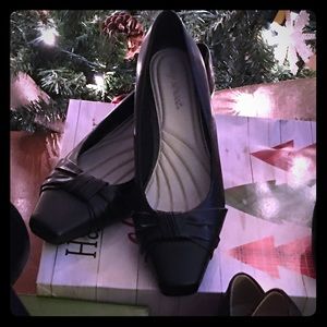 Easy Street Waive Black Dress pumps. Low heels.